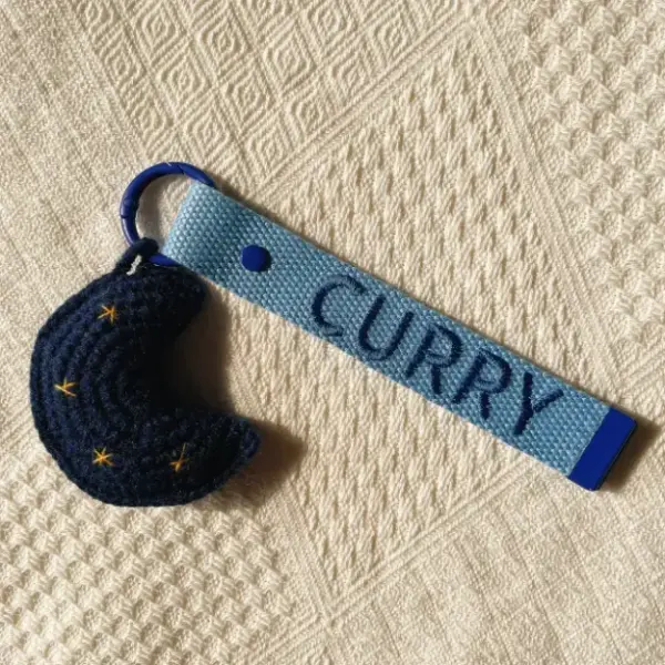 台灣製刺繡-刺繡姓名條-天空藍-月亮吊飾
