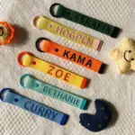 台灣製刺繡飄帶-客製化姓名飄帶-刺繡姓名吊牌-幼稚園客製姓名條-背包刺繡姓名條-手工刺繡吊牌-客製化刺繡姓名條